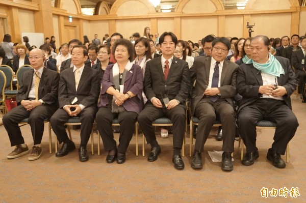 政委張景森（左起）、駐日代表謝長廷、高雄市長陳菊、台南市長賴清德、屏東縣長潘孟安、澎湖縣長陳光復，聯手在日本行銷台灣（記者王榮祥攝）