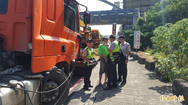 警方押解黃志龍（左二）回肇事大貨車說明當時情形。（記者蔡彰盛攝）