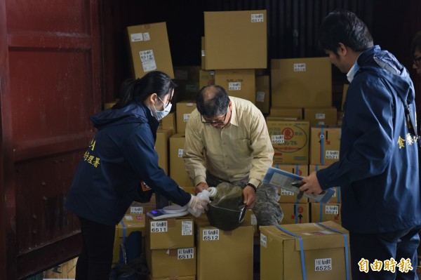 圖為去年食藥署開放基隆港抽驗食品狀況，查驗日本進口食品有無輻射殘留。（資料照，記者吳亮儀攝）