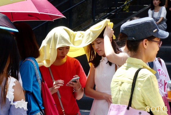 根據衛福部疾管署資料顯示，8月截至6日，已有141人次因為熱傷害掛急診，較上月同期的102人次暴增38%，若熱浪持續，整個8月可能超越7月的587人次。（記者羅沛德攝）