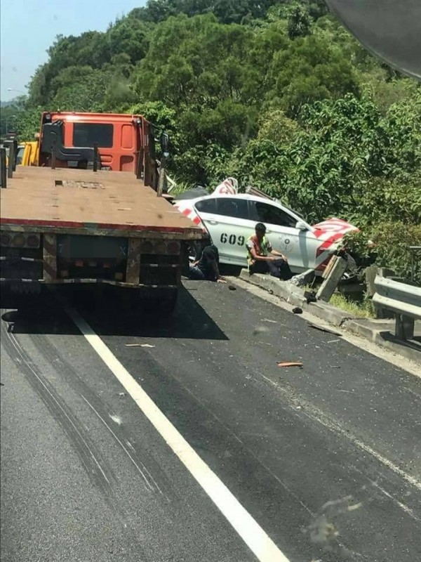 警車被拖板車追撞衝進路肩。（記者蔡彰盛攝）