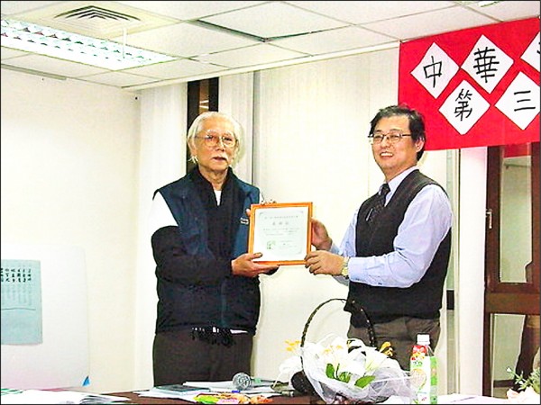 中華漫畫家協會前理事長楊心怡頒發感謝狀給許貿淞（左）。
（翻攝自中華漫畫家協會官網）