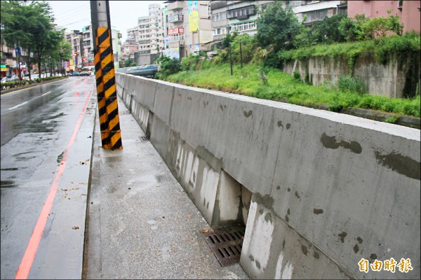 基隆武崙溪堤防加高防災。（記者林欣漢攝）