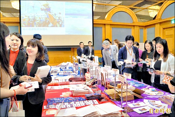 南部四縣市帶著大批觀光資料到日本推廣。（記者王榮祥攝）