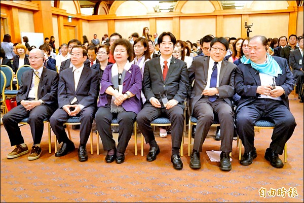 政委張景森（左起）、駐日代表謝長廷、高雄市長陳菊、台南市長賴清德、屏東縣長潘孟安及澎湖縣長陳光復，聯手在日本行銷台灣。（記者王榮祥攝）