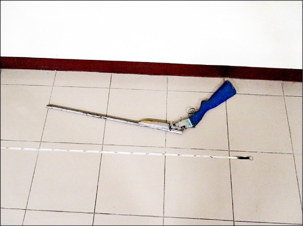 余姓男子的土製霰彈槍，屬於非法槍械也無法辦理獵槍登記。（記者花孟璟翻攝）