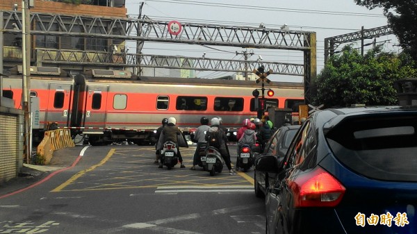 行政院核定台鐵桃園段鐵路地下化「可行性評估報告」，地下化後，20座平交道將消除。（記者謝武雄攝）