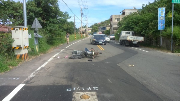 苗栗一名獨居老翁騎機車撞轎車，命危急救中。（記者蔡政珉翻攝）