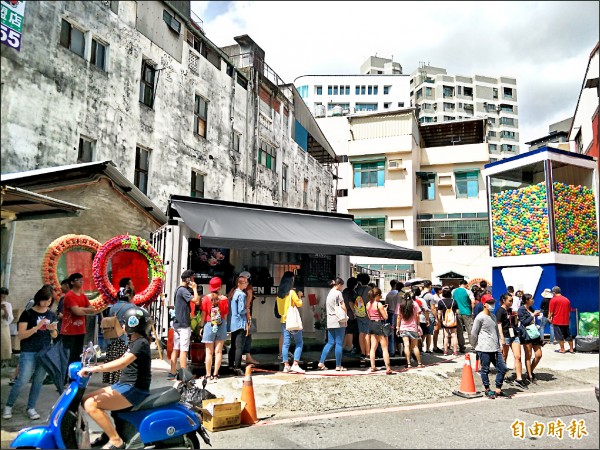 台南巨型扭蛋機一開始營業，立刻引來排隊人潮。
（記者邱灝唐攝）