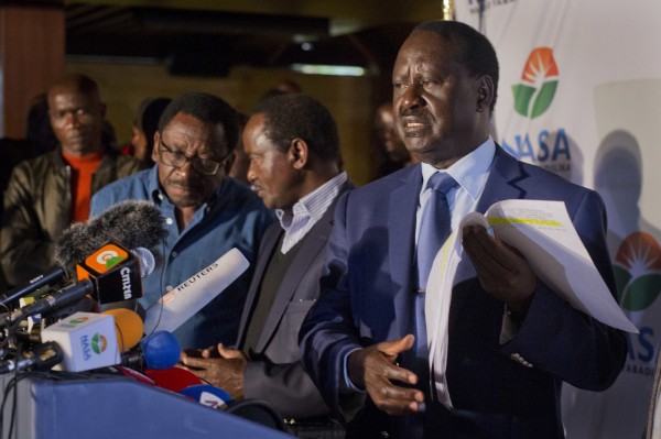 肯亞總統候選人歐丁嘉（Raila Odinga）（圖右1）公開指控，本次選舉結果被駭客竄改。（美聯社）