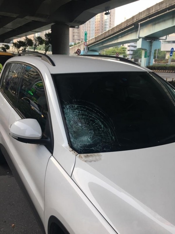 林男車輛的擋風玻璃遭前車滾落備胎砸毀。（記者陳薏云翻攝）