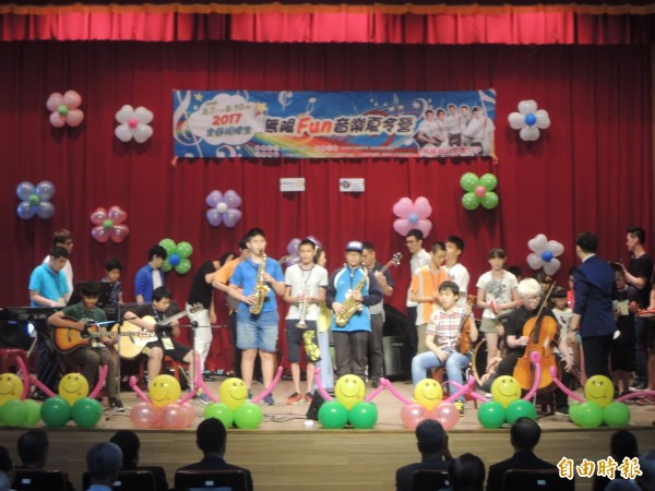 全國視障生無限fun音樂夏令營成果發表，場面熱鬧。（記者張軒哲攝）