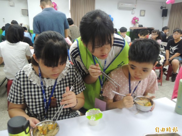 后綜高中志工協助視障生用餐。（記者張軒哲攝）