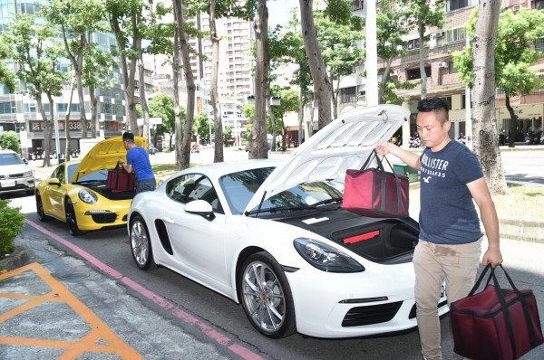 開超跑送便當，跑車迷老闆體恤員工變噱頭。（記者張忠義攝）