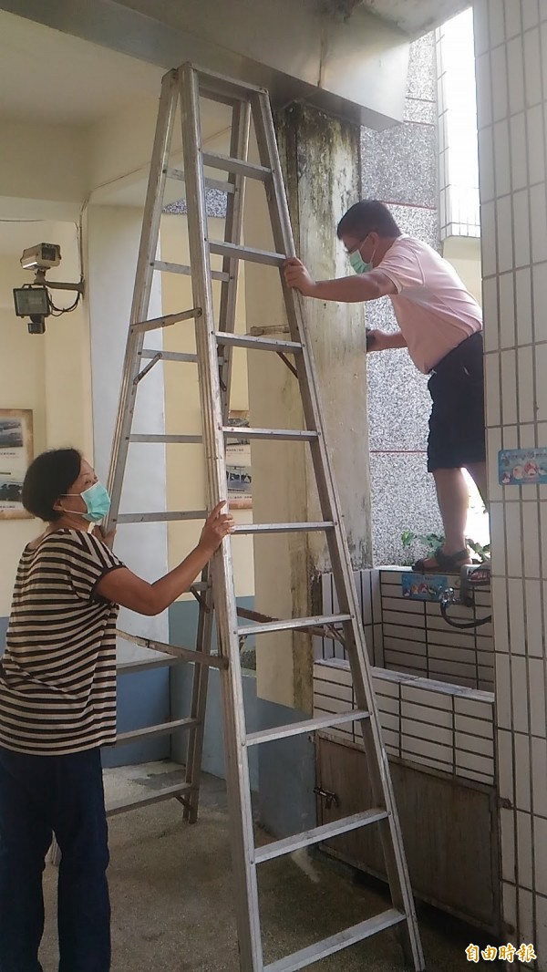 林中國小師生一起清洗學校廁所，為登山客創造友善如廁空間。（記者詹士弘攝）