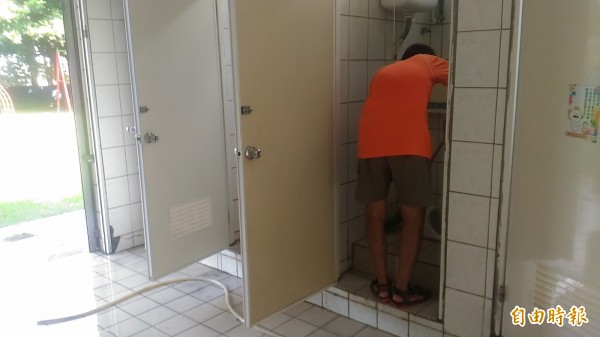 林中國小師生一起清洗學校廁所，為登山客創造友善如廁空間。（記者詹士弘攝）