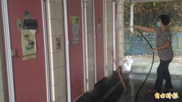 林中國小師生一起清洗學校廁所，為登山客創造友善如廁空間。（記者詹士弘攝）