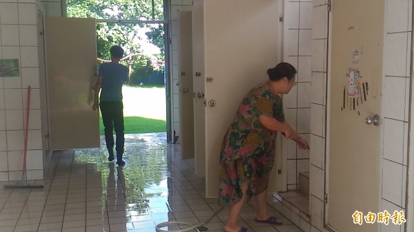 林中國小師生一起清洗學校廁所，為登山客創造友善如廁空間。（記者詹士弘攝）