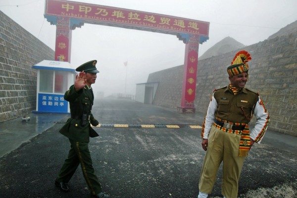 中國和印度的軍隊因洞朗地區的越界問題，自6月以來持續對峙，中方聲稱洞朗地區是中國領土，不過不丹10日打臉中方的說法，指中國在不丹領土修築道路，已違反雙方協定。（法新社）