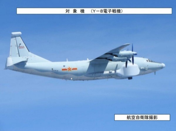 中共空軍的「運8」電子戰機昨天再度繞台，飛越了宮古海峽，日方緊急派出戰機升空應對。（圖擷取自日本統合幕僚監部新聞稿）
