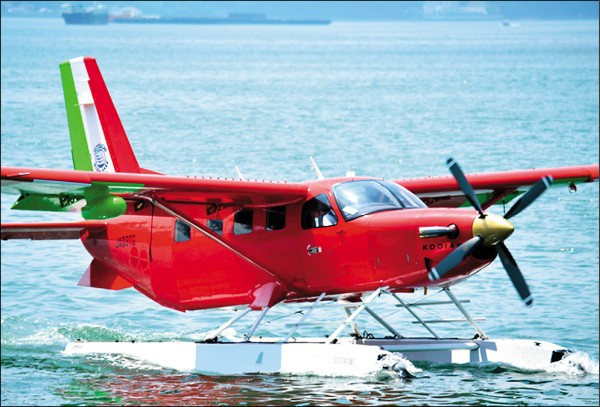 廣島縣尾道市的一家空中遊覽業者，將旗下的水上飛機塗成大紅色，彷如宮崎駿動畫「紅豬」重現。（取自網路）
