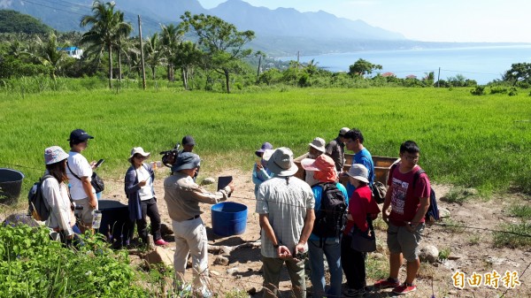 站在海拔40公尺的富山遺址，考古學者劉益昌說，此處在4千年前是沙灘。（記者黃明堂攝）