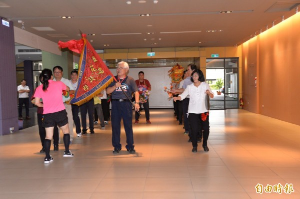 雲林縣府組花鼓隊，縣長李進勇帶頭掌旗。（記者詹士弘攝）