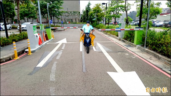 機捷a3站停車場機車出入口卡中央 地方 自由時報電子報