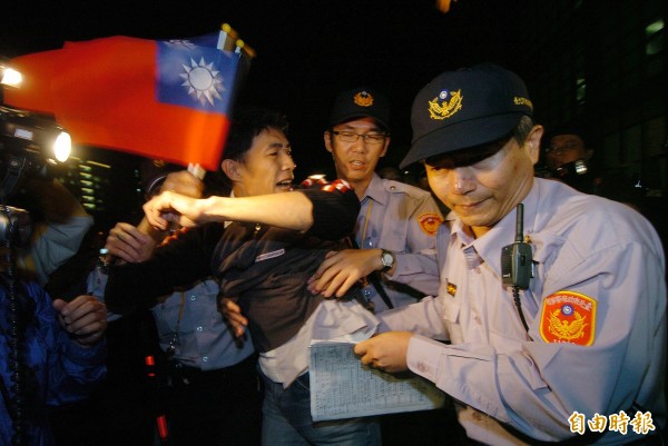 2008年時任中國海協會會長陳雲林來台參訪，有民眾拿國旗到宴會場外，遭警方驅離。（資料照，記者簡榮豐攝）
