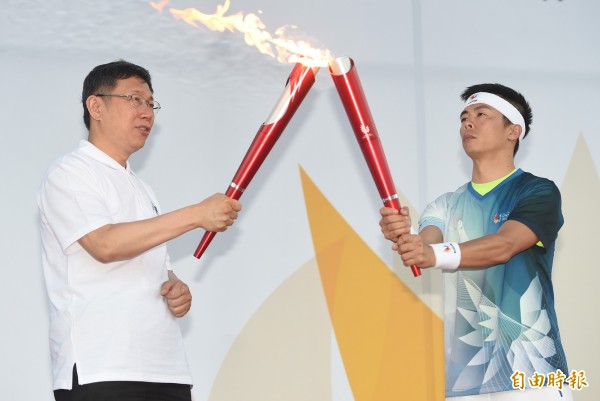 林義傑在2015年時，曾與台北市長柯文哲，一同出席光州世大運籌委會聖火傳遞台北站活動。（資料照，記者廖振輝攝）