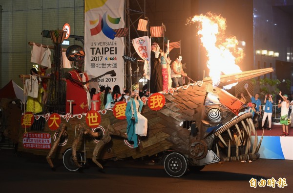 台北世大運妝遊嘉年華踩街活動12日在東區街頭登場，遊行隊伍內湖社區大學裝扮的海盜船花車噱頭十足。（資料照，記者廖振輝攝）