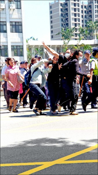 亞福案受害者和被告互相拉扯。(記者鄭淑婷翻攝) 亞福案受害者和被告互相拉扯。(記者鄭淑婷翻攝)