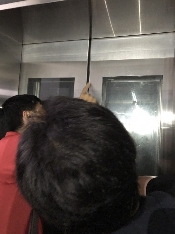 嘉義市消防局自傍晚5點起共受理10件電梯受困案，陸續協助16人脫困。（記者王善嬿翻攝）