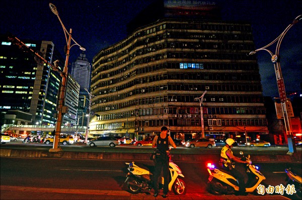 台無預警大停電，台北市許多大樓停電，忠孝西路與中山北路口一片昏暗，街上的路燈、車燈和鄰近的大樓相比，有明顯差別。（記者王藝菘攝）