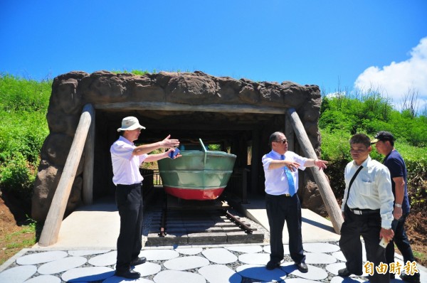 澎湖縣長陳光復巡視望安鴛鴦窟，建議擴大日軍震洋艇基地觀光規模。（記者劉禹慶攝）