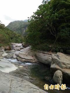 雲林古坑草嶺萬年峽谷鬼斧神工河道峽谷景觀，吸引許多遊客慕名造訪。（記者黃淑莉攝）