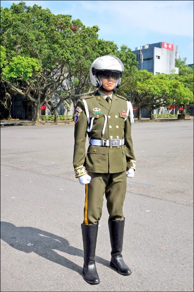 憲兵勤務連警衛排官兵換新裝。（記者涂鉅旻攝）