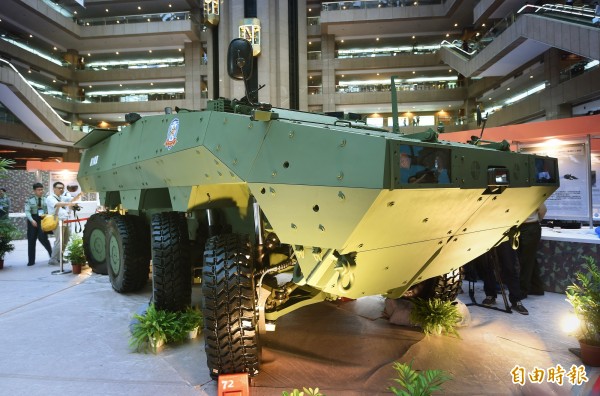 新一代雲豹甲車改為六輪轉向，轉向半徑也自11公尺縮小至9公尺。（記者方賓照攝）
