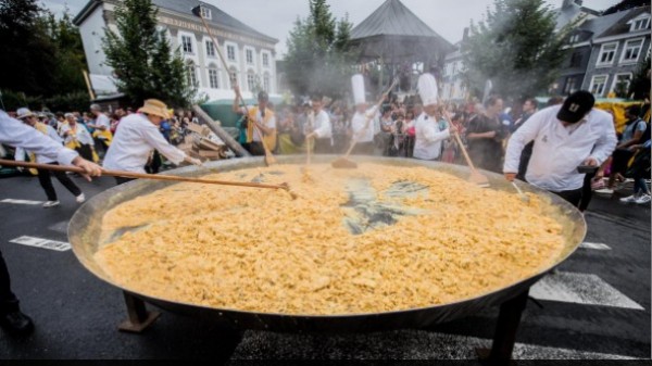 比利時馬爾美地（Malmedy，是位於比利時列日省東部阿登地區的一座城市）有個製作巨型炒蛋的傳統節慶，每年都吸引大批觀光人潮造訪，然而今年人數比去年減少了將近6000人。（圖擷自比利時晚訊報）