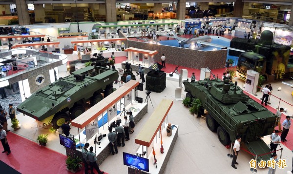 「2017台北國際航太暨國防工業展」將在台北世貿展覽館舉行，國防部16日舉行記者會介紹參展項目。圖左為新型雲豹甲車。（記者方賓照攝）