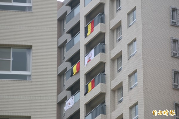 世大運選手村外牆隨處可見各國國旗。（記者葉冠妤攝）