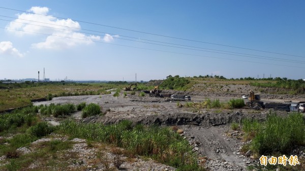 台東縣政府正在太平溪太平橋河段進行河道清理。（記者黃明堂攝）