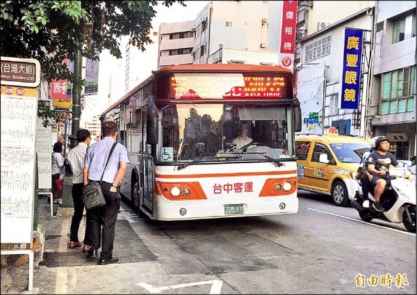 100路公車24日起將拆成兩條路線。
（記者張菁雅攝）