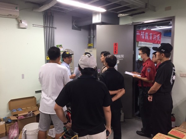 新北市消防局對世大運位於新北市13處競賽、練習場、選手村與裁判飯店強化安檢,趕在開賽前9天要求相關單位全部改善;圖為新北市消防局副局長李清安(左2)瞭解改善情況。(記者吳仁捷翻攝) 新北市消防局對世大運位於新北市13處競賽、練習場、選手村與裁判飯店強化安檢,趕在開賽前9天要求相關單位全部改善;圖為新北市消防局副局長李清安(左2)瞭解改善情況。(記者吳仁捷翻攝)