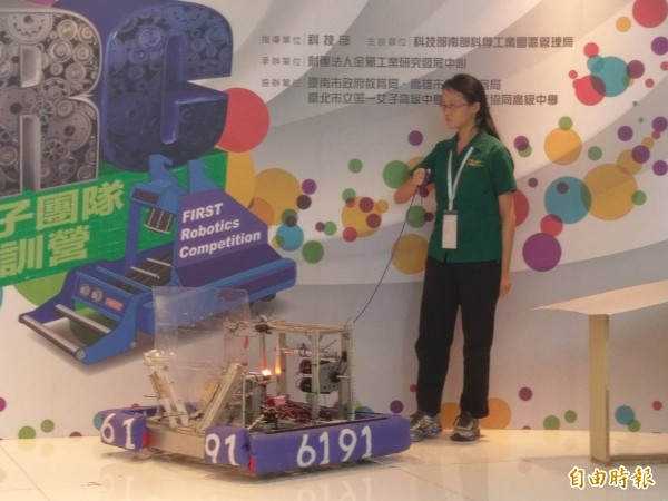 北一女中學生展示自行研發的機器人，可執行「捲線」動作。（記者黃文瑜攝）