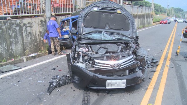 越線超車釀成3車4傷事故，不僅車體受損嚴重，道路也滿布零件。（記者劉濱銓翻攝）