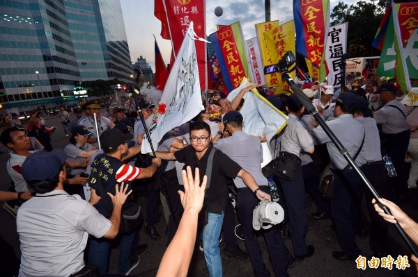 反年改人士在世大運場外抗議。（記者羅沛德攝）