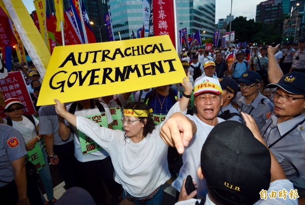 世大運開幕，反年改團體在場外敦化北路與八德路口，和警方發生推擠衝突。（記者羅沛德攝）