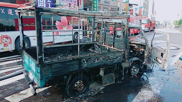 與機車發生擦撞的小貨車幾乎燒毀。（記者陳昀翻攝）