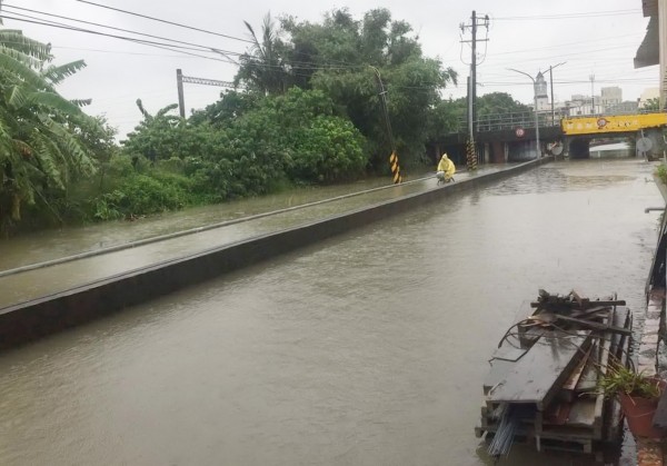 之前海棠颱風挾帶豪雨，潭稅地下道嚴重淹水，現場猶如滯洪池。（記者吳俊鋒翻攝）